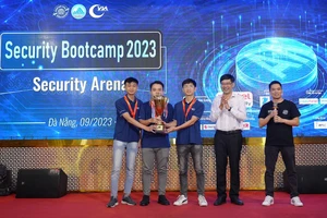 Đội tuyển của VNPT nhận cúp tại đấu trường an toàn thông tin Security Bootcamp