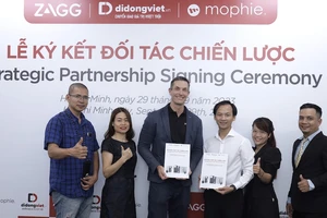 Đại diện ZAGG và Di Động Việt ký kết hợp tác chiến lược