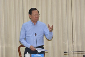 Chủ tịch UBND TPHCM Phan Văn Mãi chủ trì cuộc họp. Ảnh: CAO THĂNG