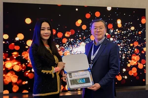 Công ty Điện tử Samsung Vina đã trao chứng nhận người Việt Nam đầu tiên sở hữu TV MICRO LED