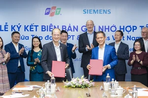 Đại diện Siemens, ông Phạm Thái Lai, Chủ tịch kiêm Tổng Giám Đốc Siemens ASEAN và Việt Nam ký kết biên bản ghi nhớ về hợp tác với đại diện Tập đoàn FPT - ông Nguyễn Thế Phương, Phó Tổng Giám đốc Tập đoàn.