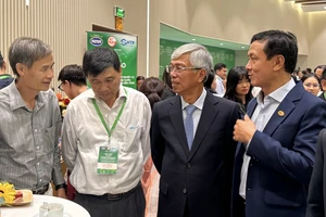 Phó Chủ tịch UBND TPHCM Võ Văn Hoan trao đổi cùng các đại biểu bên lề hội thảo. Ảnh: BÁ TÂN