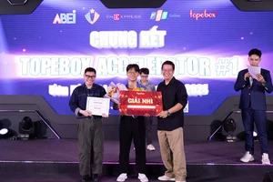 Ban tổ chức trao giải cuộc thi “Ươm mầm tài năng game Việt 2024 - TOPEBOX ACCELERATOR lần 1”