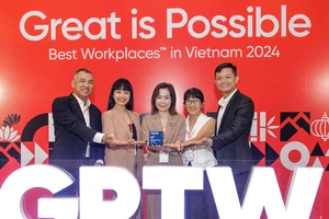 Đại diện Schneider Electric Việt Nam nhận giải thưởng