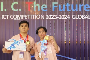 Đặng Phương Khôi Nguyên (bên phải) và Nguyễn Đắc Phúc nhận giải thưởng tại cuộc thi toàn cầu ICT Competition 2023 – 2024