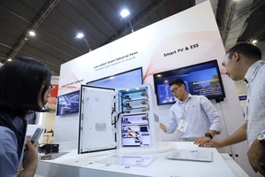 Huawei giới thiệu giải pháp mới về điện mặt trời thông minh (SmartPV) tại sự kiện.