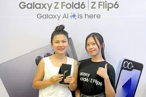 Khách hàng nhận Galaxy Z6 Series tại Minh Tuấn Mobile 