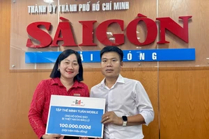 Phó Tổng Biên tập Báo Sài Gòn Giải Phóng Bùi Thị Hồng Sương nhận đóng góp của Minh Tuấn Mobile gởi bà con bị ảnh hưởng mưa lũ phía Bắc.