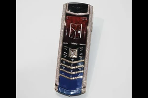 Vertu Signature được rao bán là bản nâng cấp từ 2G lên 4G đã xuất hiện tại thị trường Việt Nam