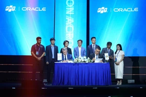 Đại diện FPT và Oracle ký kết hợp tác.