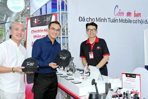 Khách hàng đến với Minh Tuấn Mobile tại Thu Duc Innovation Fest 2024