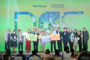 Ban tổ chức trao thưởng các đội tham dự Thách Thức Net Zero 2024