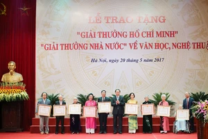 Chủ tịch nước Trần Đại Quang trao bằng khen cho các tác giả đoạt giải