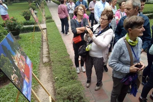 Du khách tham quan khu trưng bày tại triển lãm ảnh Thu Vọng Nguyệt 