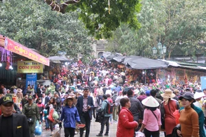 Đề nghị ngăn ngừa “chặt chém”, mê tín dị đoan tại chùa Hương 