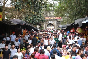 Đông đảo du khách thập phương đã đổ về dự lễ khai hội chùa Hương 2019