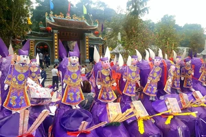 "Choáng" với đàn ngựa giấy khổng lồ ở đền Bảo Hà