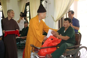 Đoàn đã thăm hỏi, động viên và trao 180 phần quà cho các thương bệnh binh đang được chăm sóc, nuôi dưỡng, điều trị tại Hà Nam