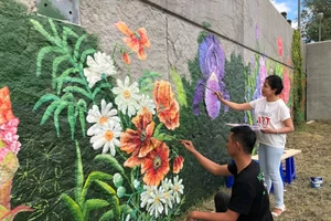 Bức tranh mùa xuân Pháp- Việt bên dòng sông Seine được thực hiện bởi 5 họa sĩ đến từ Việt Nam
