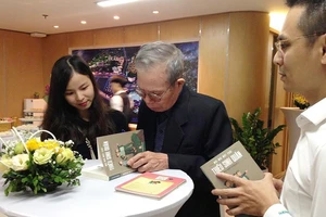 Nhà văn Ma Văn Kháng ký tặng sách tại buổi giao lưu ra mắt sách