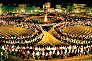Năm 2013, múa xòe cũng đã lập Kỷ lục Việt Nam với 3000 người tham dự