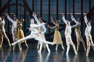 Vở ballet kinh điển Cô bé Lọ Lem của Paris đến với khán giả Việt Nam