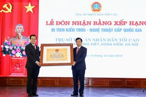 Bộ trưởng Bộ VH-TT-DL Nguyễn Ngọc Thiện trao bằng xếp hạng Di tích Kiến trúc- Nghệ thuật cấp Quốc gia cho đại diện Tòa án nhân dân tối cao