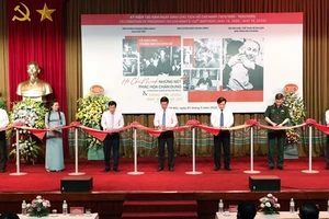 Cắt băng khai mạc triển lãm "Hồ Chí Minh-Những nét phác họa chân dung"