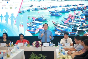 Ông Lê Xuân Sơn, Tổng biên tập Báo Tiền Phong phát biểu tại buổi họp báo. Ảnh: XUÂN VĨNH