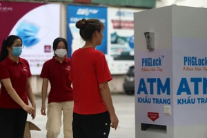 ATM khẩu trang miễn phí cho người dân Hà Nội