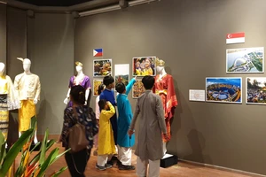 Khám phá sắc màu trang phục truyền thống ASEAN