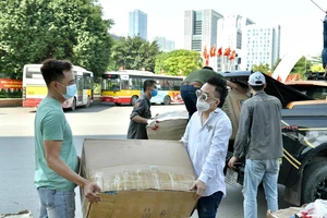Ca sĩ Tùng Dương gửi hàng chục ngàn khẩu trang y tế và đồ bảo hộ tới Bắc Giang, Bắc Ninh