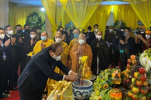 Nhiều đoàn lãnh đạo cùng đông đảo Phật tử đã tới viếng Đại lão Hòa thượng Thích Phổ Tuệ