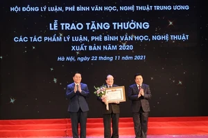 Nhà thơ Hữu Thỉnh được trao tặng giải thưởng dành cho tác phẩm lý luận phê bình văn học nghệ thuật