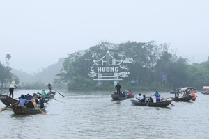 Gần 4.000 du khách trảy hội Chùa Hương trong mưa lạnh