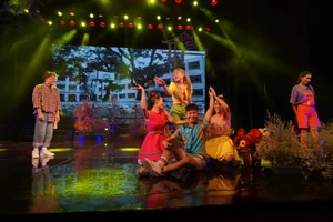 Sân khấu Nhà hát Tuổi trẻ mở cửa trở lại với “Trại hoa vàng“
