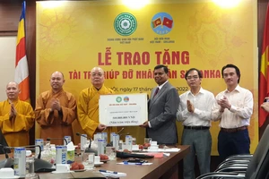 Giáo hội Phật giáo Việt Nam trao quà giúp đỡ người dân Sri Lanka