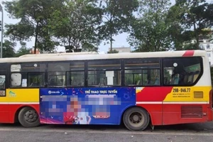 Phạt nặng công ty đăng hình ảnh quảng cáo web cá độ bóng đá trên xe buýt