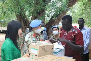 Khám và tặng thuốc chữa bệnh thiết yếu cho dân nghèo tại Nam Sudan