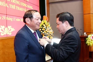 Bộ trưởng Bộ VH-TT-DL Nguyễn Văn Hùng nhận Huy hiệu 40 năm tuổi Đảng
