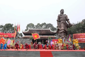 Lễ hội kỷ niệm 234 năm chiến thắng Ngọc Hồi - Đống Đa, tại Công viên văn hóa Đống Đa, Hà Nội, sáng 26-1 (mùng 5 tháng Giêng). Ảnh: VIẾT CHUNG