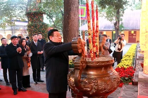 Chủ tịch Quốc hội dâng hương khai xuân tại Hoàng thành Thăng Long