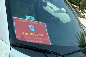 Hội Nhà báo Việt Nam đề nghị làm rõ hành vi giả mạo phù hiệu dán trên phương tiện giao thông