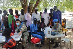 Trao tặng nhiều quà và thuốc men cho người dân tại Nam Sudan
