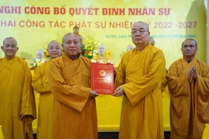 Hòa thượng Thích Gia Quang, Phó Chủ tịch Hội đồng Trị sự (người đứng bên trái) được giao làm Trưởng ban TT-TT Trung ương GHPGVN nhiệm kỳ (2022- 2027)