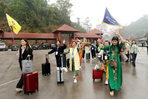 Tổng cục Du lịch cùng địa phương đón đoàn khách du lịch đầu tiên từ Trung Quốc tại cửa khẩu Hữu Nghị, Lạng Sơn