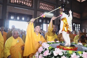 Nghi thức tắm Phật cầu quốc thái dân an, thế giới hòa bình trong lễ Phật đản