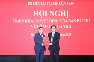 Đồng chí Phạm Minh Tuấn (bên trái) nhận nhiệm vụ Phó Tổng biên tập phụ trách Tạp chí Cộng sản