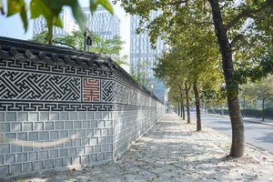 Bức tường đá được yêu thích nằm phía ngoài Đại sứ quán Hàn Quốc tại Hà Nội