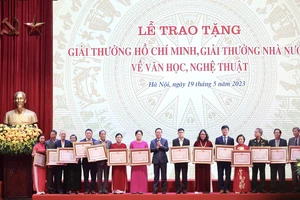 16 tác giả, đồng tác giả được tặng, truy tặng Giải thưởng Hồ Chí Minh. Ảnh VIẾT CHUNG